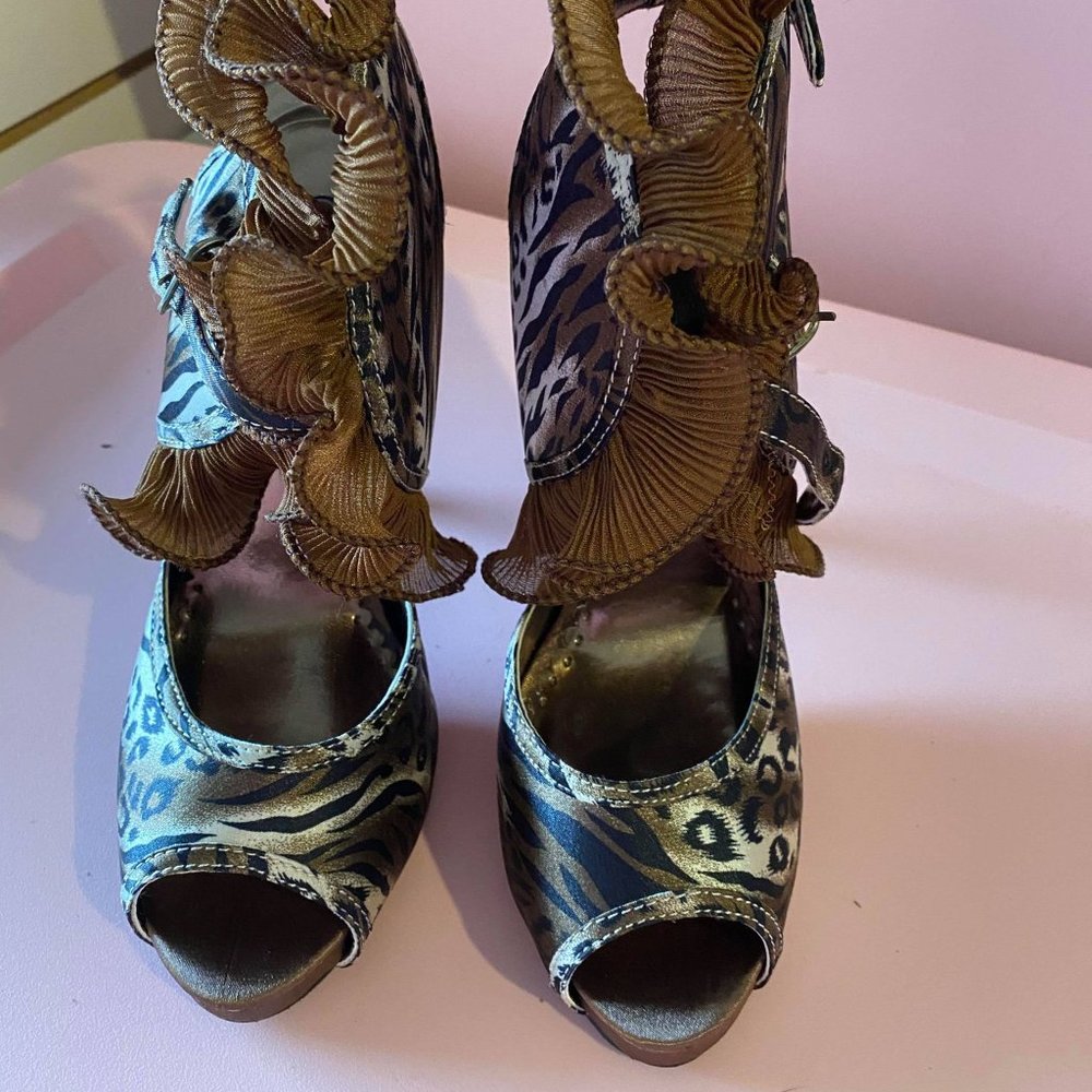 Wild Rose NWOT  Ruffle Stiletto Heel Size 7.5